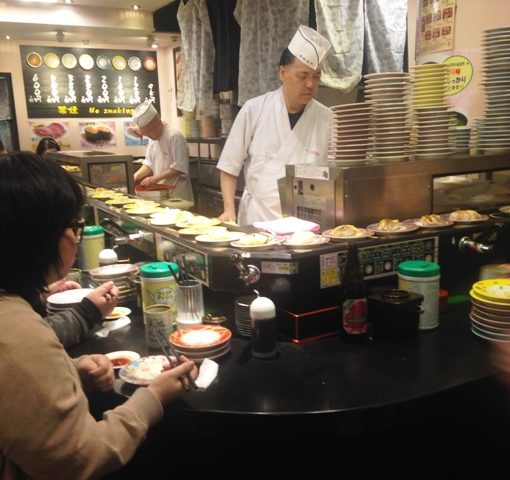 viajar japon - cena sushi barra